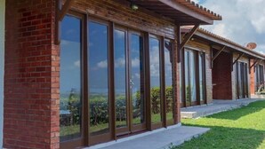 Un bâtiment moderne doté de grandes fenêtres en verre et d’une façade en briques.