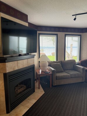 Smart TV, chimenea y libros