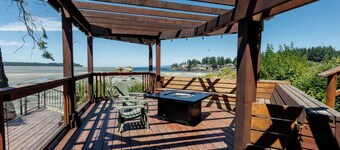 Top floor ocean view 2 bedroom, 2 bathroom condo!