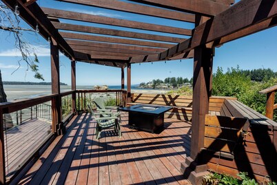 Top floor ocean view 2 bedroom, 2 bathroom condo!