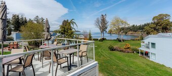 Top floor ocean view 2 bedroom, 2 bathroom condo!