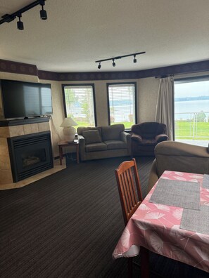 Smart TV, chimenea y libros