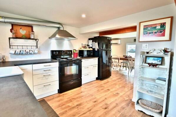 Een koelkast, een microgolfoven, een oven, een kookplaat