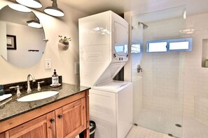 Hair dryer, towels - Central basecamp for Hurricane Ridge & downtown (Port Angeles)