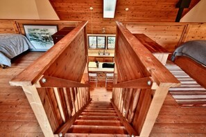 1 bedroom, desk, WiFi