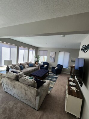 Télévision, baby-foot, table de tennis de table