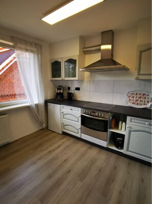 Fridge, oven, stovetop, dishwasher - Ferienwohnung Seeromantik im Ortskern mit Kamin. Für Familien. Hundefreundlich (Amelinghausen)