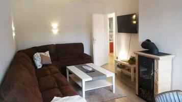 Una Smart TV, una chimenea, libros