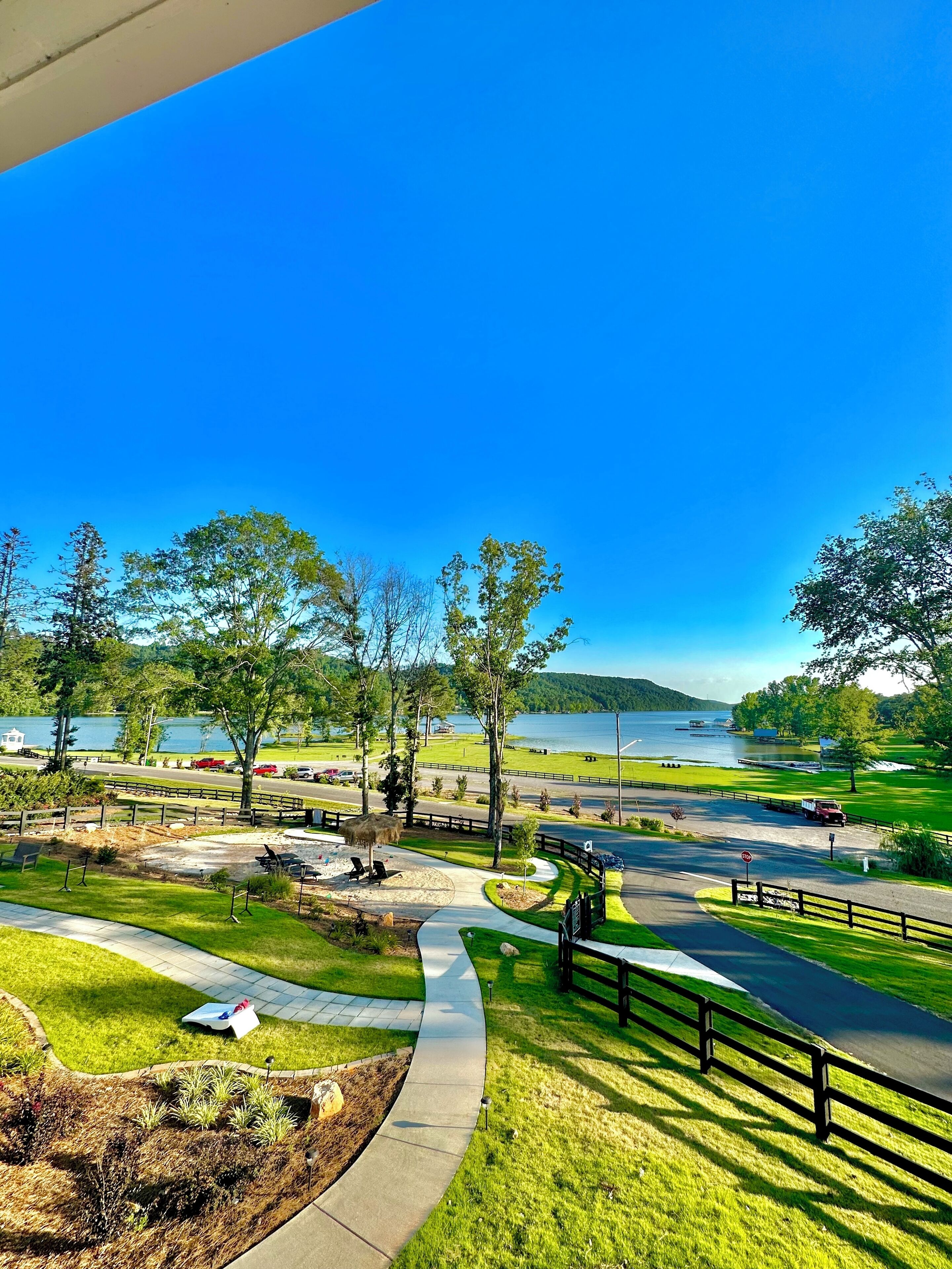Summer at "Studio B"! Pool, Hot Tub, Lake, Kayaks, fire pit, etc.!