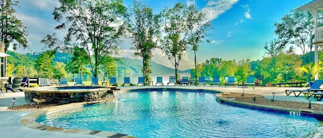 Piscina all'aperto, una piscina riscaldata