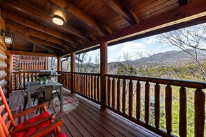 Outdoor dining - Incredible Vibes, Cozy Fires, and Pure Relaxation! (Sevierville)