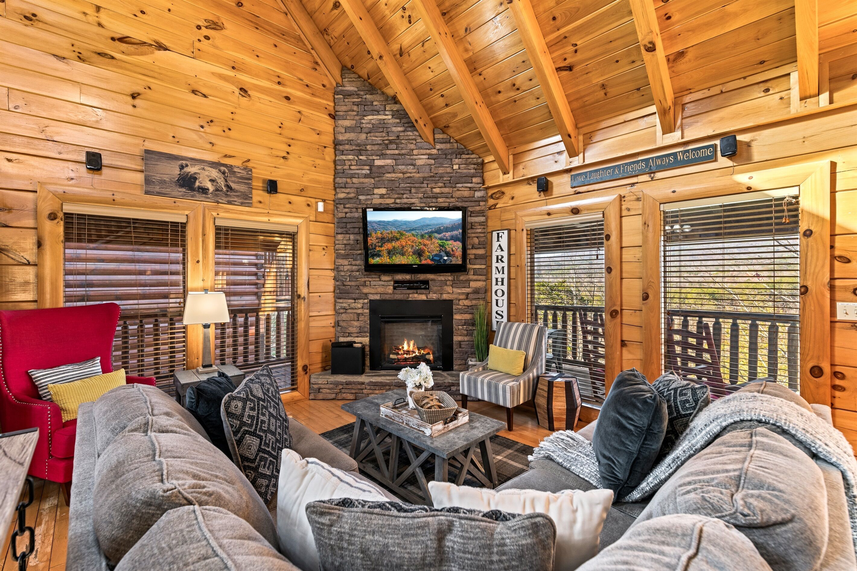 Een smart-tv, een open haard en tafelvoetbal