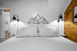 2 bedrooms, desk, iron/ironing board, travel cot - Cabin Near PF, Hot Tub & View | Free Tickets🌄♨️🏡 (Pigeon Forge)