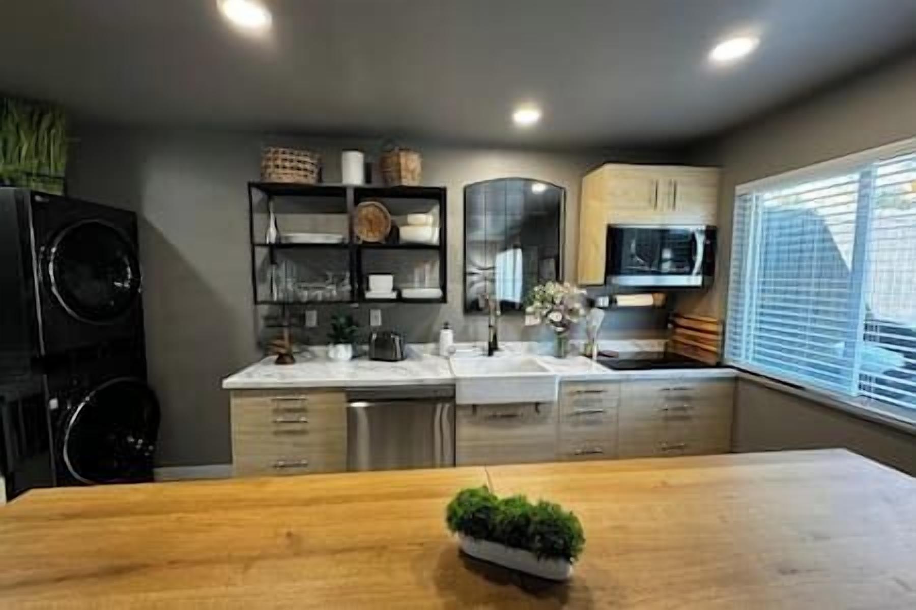 Réfrigérateur, micro-ondes, plaque de cuisson, lave-vaisselle