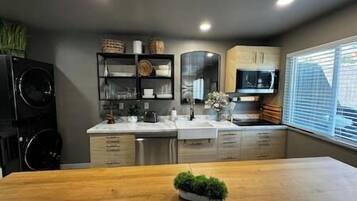 Réfrigérateur, micro-ondes, plaque de cuisson, lave-vaisselle