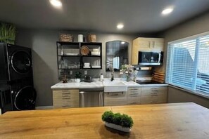 Refrigerador, microondas, placa de cocina, lavavajillas