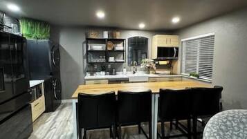 Réfrigérateur, micro-ondes, plaque de cuisson, lave-vaisselle