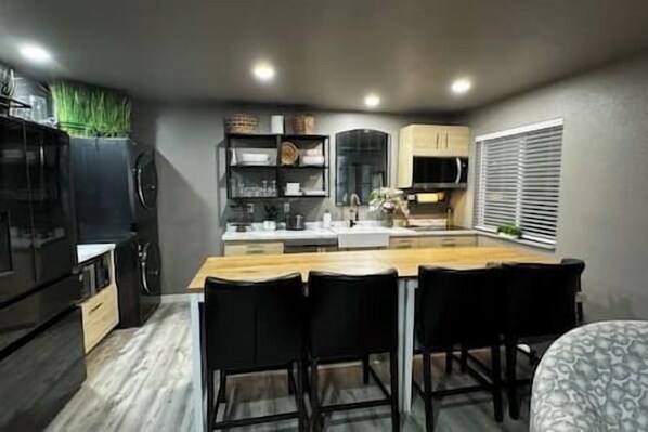 Fridge, microwave, stovetop, dishwasher