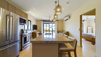 Geladeira, micro-ondas, fogão, cooktop