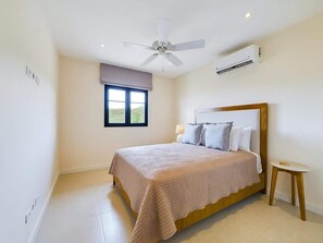 2 habitaciones, tabla de planchar con plancha y cuna de viaje 