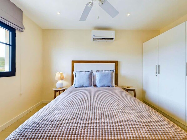 2 habitaciones, tabla de planchar con plancha y cuna de viaje 