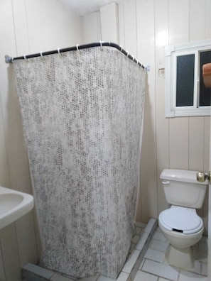 Shower, hair dryer, towels, soap - Clean Safe & enchanting 2 bed 1 bath apartment, A/C parking. (Cancún)