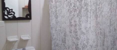 Dusj, hårføner, håndklær og såpe