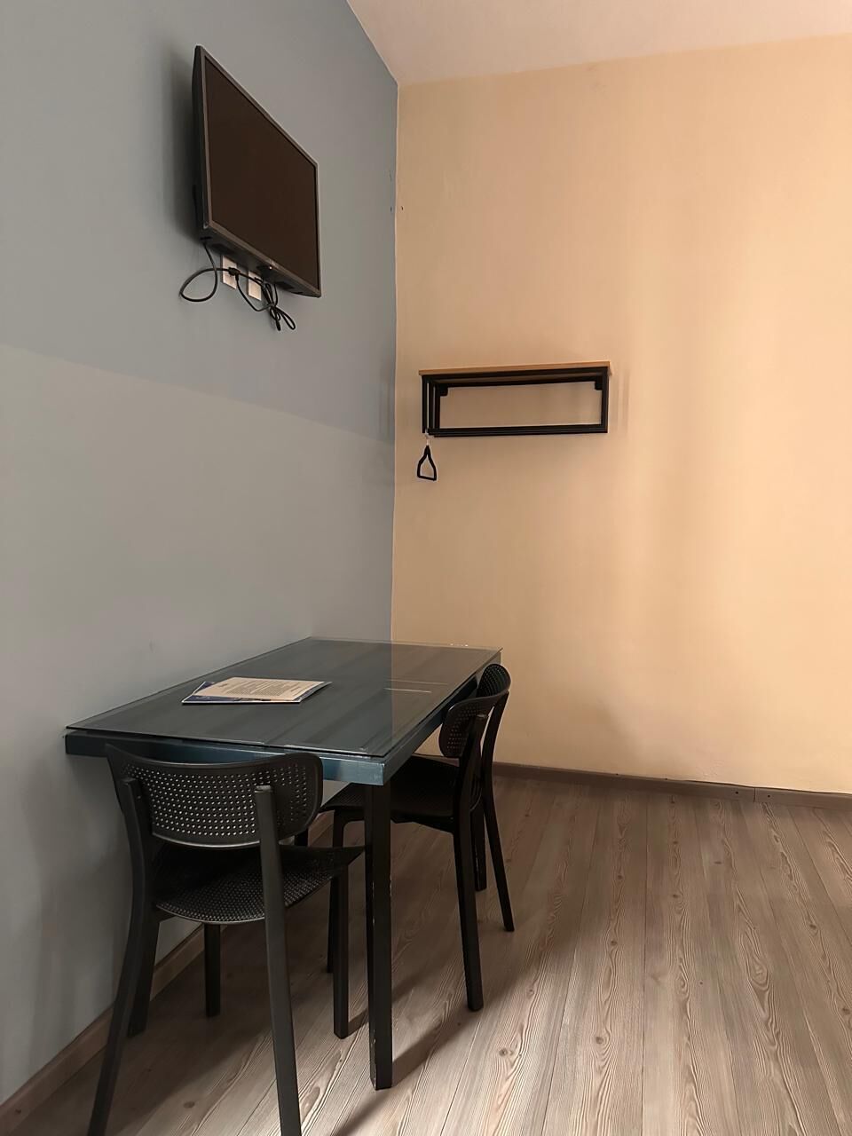 Habitación Confort, 1 cama de matrimonio grande | Tabla de planchar con plancha, wifi gratis, ropa de cama
