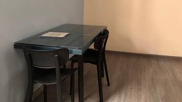 Habitación Confort, 1 cama de matrimonio grande | Tabla de planchar con plancha, wifi gratis, ropa de cama