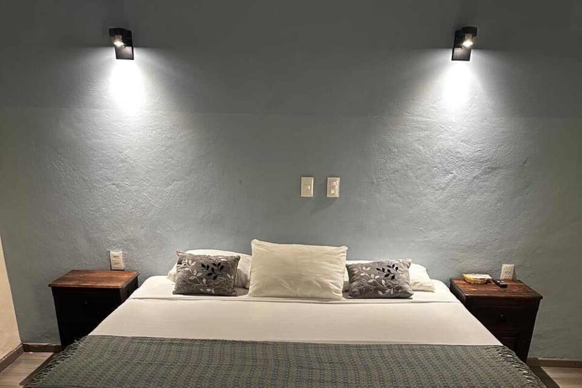 Chambre Confort, 1 très grand lit | Fer et planche à repasser, Wi-Fi gratuit, draps fournis