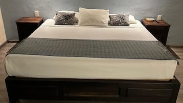 Chambre Confort, 1 très grand lit | Fer et planche à repasser, accès au Wi-Fi (inclus), literie fournie