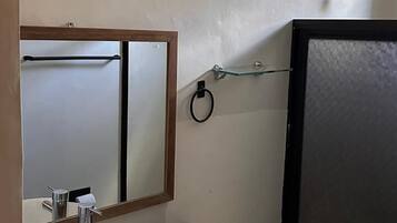 Comfort-Vierbettzimmer | Badezimmer