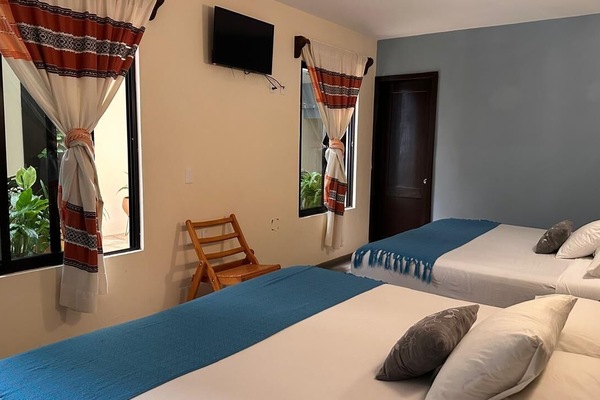 Tabla de planchar con plancha, wifi gratis y ropa de cama