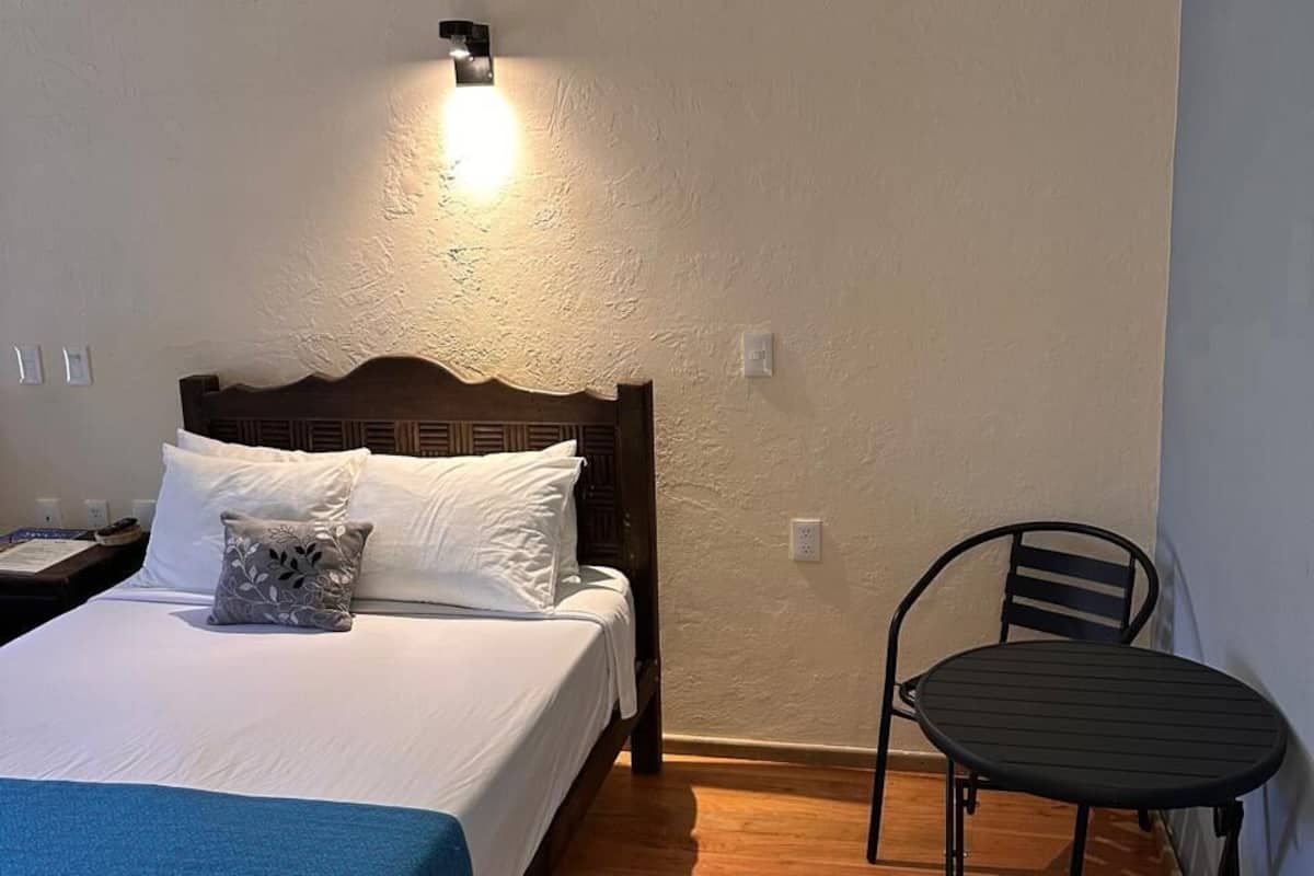 Tabla de planchar con plancha, wifi gratis y ropa de cama