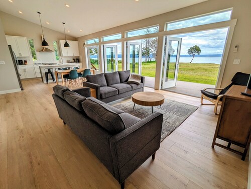  Eagle’s Bluff on Hood Canal features panoramic views of the Hood Canal. 