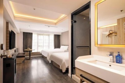 HanTing Premium Hotel (Shanghai Pudong Airport Chenyang Road)