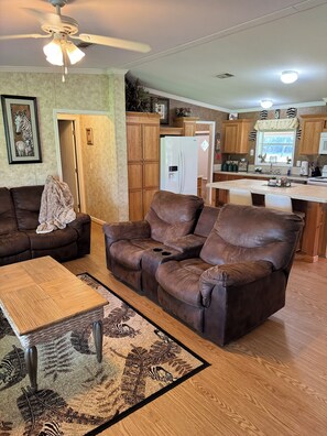 TV, books - Private Farm With Beach (Pierson)