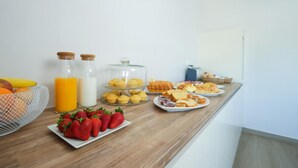 A breakfast buffet with various food items and beverages. - Refúgio da Garça (Chaves)
