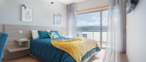 Suite superior, vista a la alberca | 1 habitación, escritorio, wifi gratis y ropa de cama