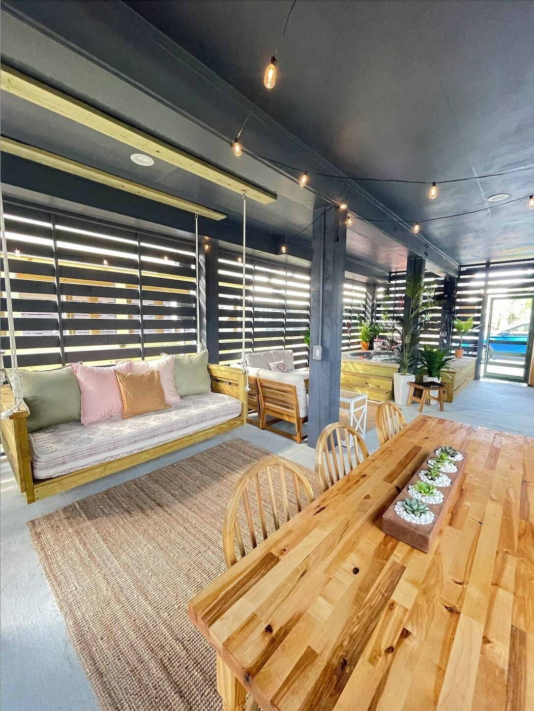 Beautiful 2/2 New Build Tiny House: Cowboy Pool, Fire Pit, Mini Golf, Swing Bed