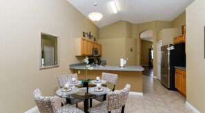 Una cocina moderna con comedor.