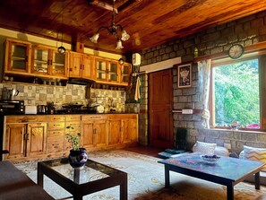 Frigorifero, forno, piano cottura, bollitore elettrico