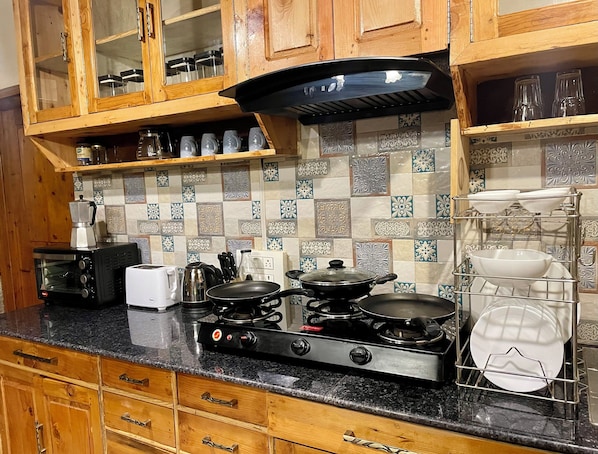 Refrigerador, horno, placa de cocina, tetera/pava eléctrica