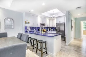 Fridge, microwave, oven, stovetop - Mariners Club Townhouse, Unit 603, Epic Amenities, Tennis & Indoor Pickleball (Key Largo)