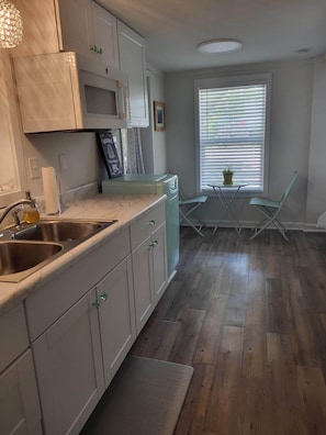 Fridge, microwave, coffee/tea maker, electric kettle - Steps from the beach in the heart of Duck! (Kitty Hawk)