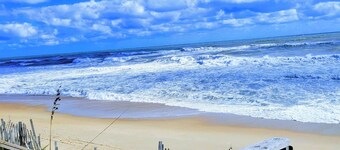 Secret garden retreat 3 minutes from the beach in the heart of Duck!