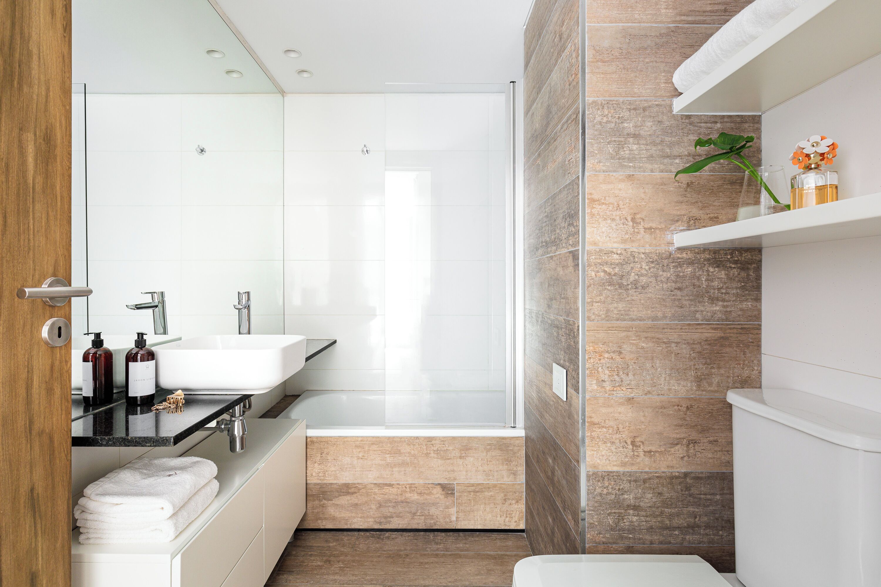 Secador de pelo, bidet, toallas, jabón
