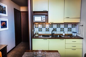 Apartment, City View | Private kitchen | Electric kettle - Terrazza con vista Etna e c. storico (Catania)