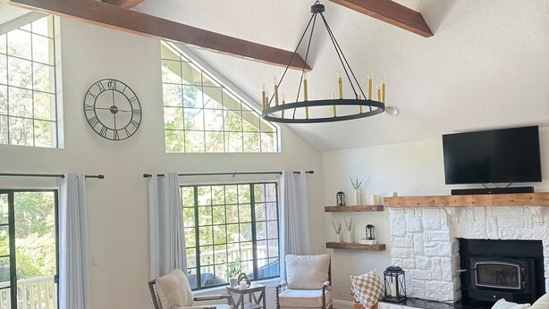 Smart TV, fireplace, ping pong, books - Woodsy Chic Family-Friendly Spacious Getaway (Twin Peaks)