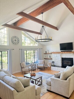 تلفزيون ذكي، مدفأة، تنس طاولة، كُتُب